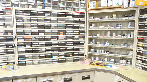ヒカリ薬局西本郷店の薬棚