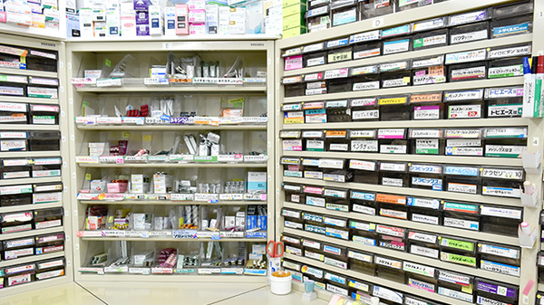 ヒカリ薬局広岡店の薬棚