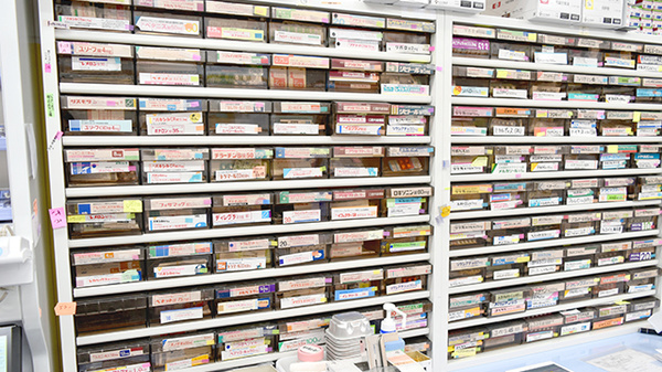 ヒカリ薬局上の山店の薬棚