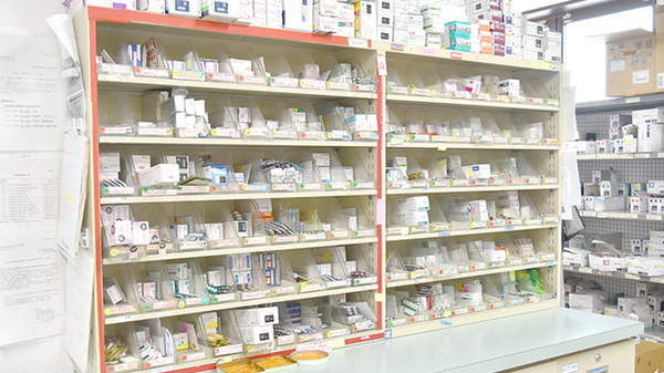 株式会社アサヒ函南薬局の薬棚