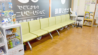ヒカリ薬局やまもプラザ店の待合スペース