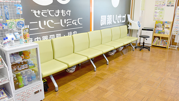 ヒカリ薬局やまもプラザ店の待合スペース