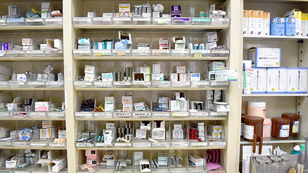 メイプル薬局　三島店の薬棚