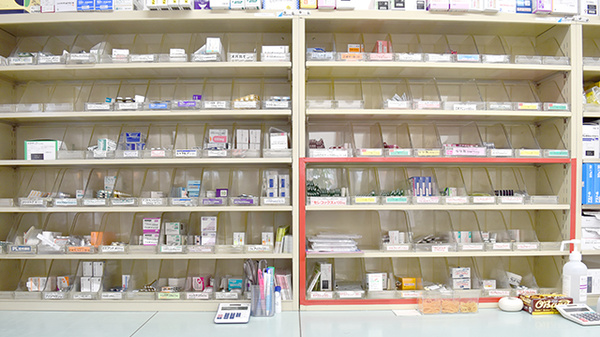 くるみ薬局　神山店の薬棚
