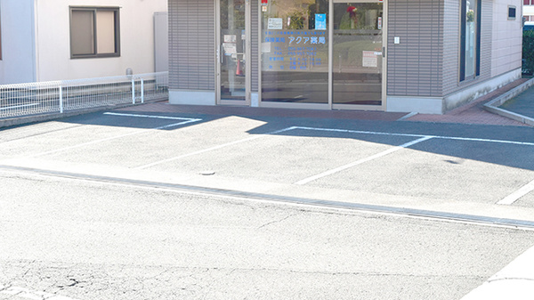 アクア薬局の駐車場