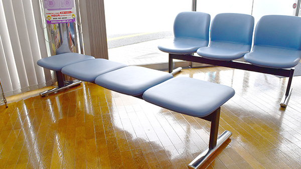 メイプル薬局　中央店の待合スペース