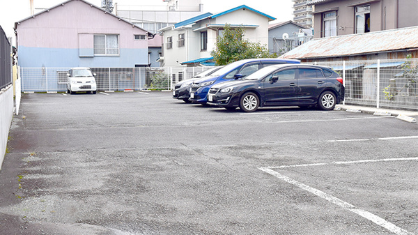 メイプル薬局　中央店の駐車場