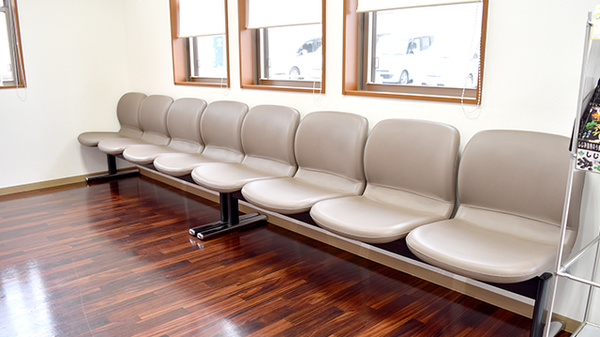 メイプル薬局　前田町店の待合スペース