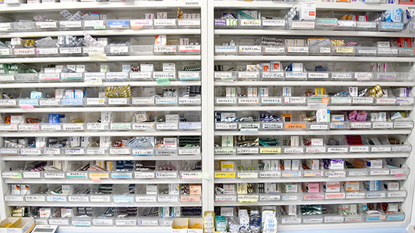 メイプル薬局　前田町店の薬棚