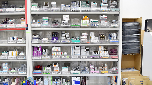メイプル薬局　上小泉店の薬棚