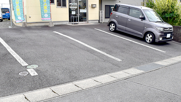メイプル薬局　上小泉店の駐車場