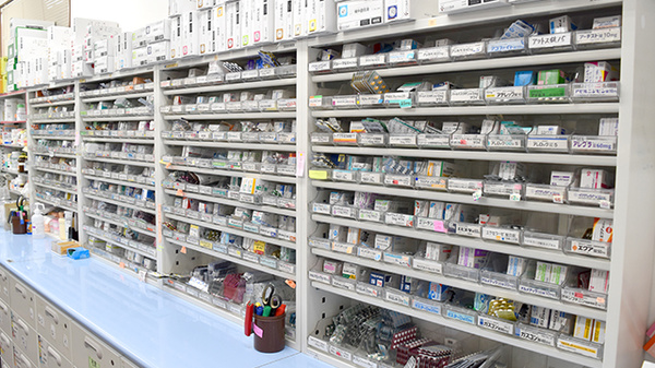メイプル薬局　五貫島店の薬棚