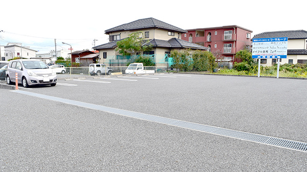 メイプル薬局　五貫島店の駐車場
