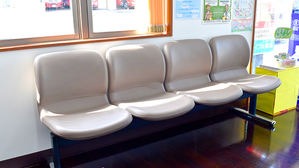 メイプル薬局　松本店の待合スペース
