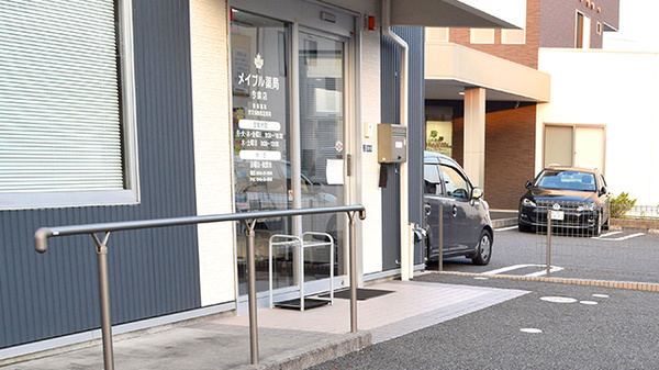 メイプル薬局　今泉店の入口