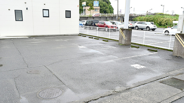 アクア薬局日の出町店の駐車場