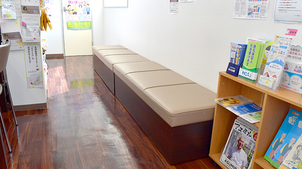 メイプル薬局　石坂店の待合スペース
