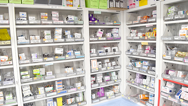 メイプル薬局　石坂店の薬棚