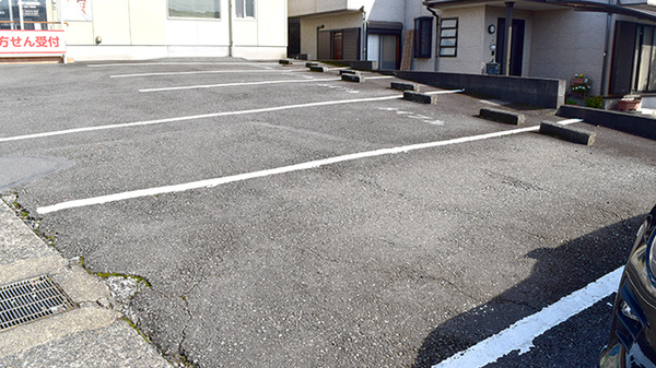 メイプル薬局　石坂店の駐車場