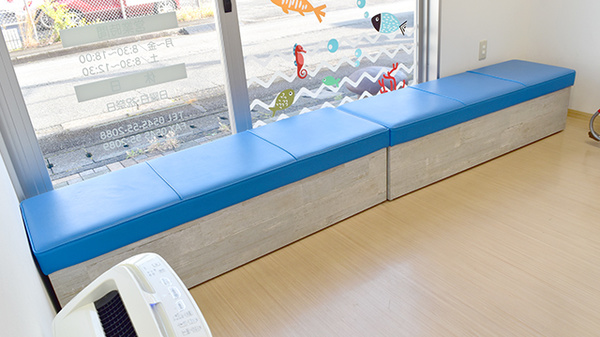 メイプル薬局　瓜島西店の待合スペース