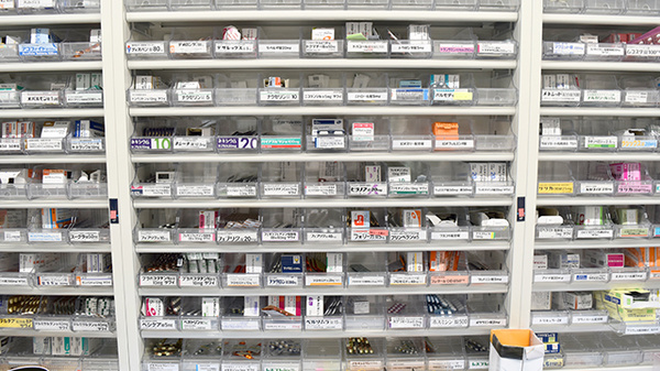 メイプル薬局　蓼原店の薬棚