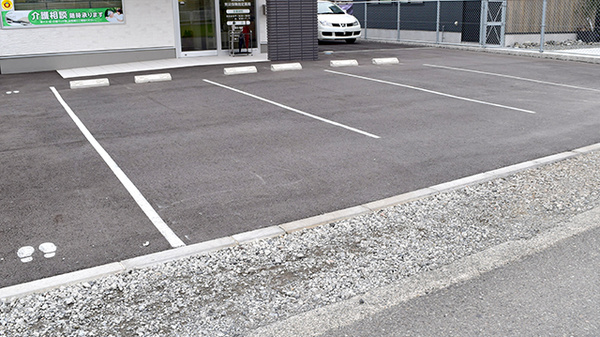 メイプル薬局　蓼原店の駐車場