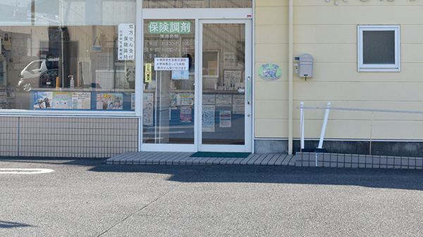 ひかり薬局登呂店の入口