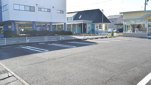 ひかり薬局登呂店の駐車場