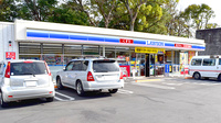 ローソンひばり薬局安東店の駐車場