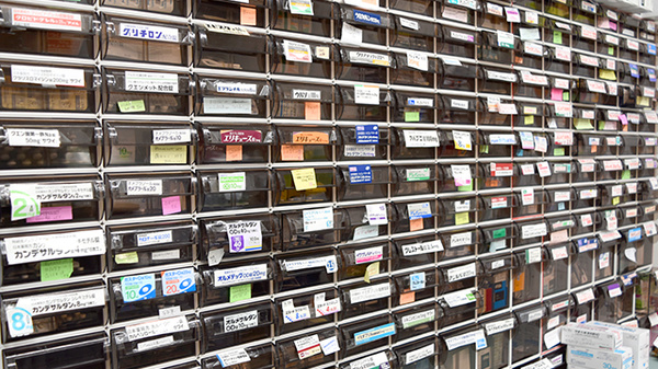 どんぐり薬局　大井川店の薬棚