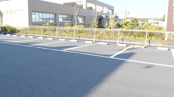 小笠薬局の駐車場