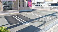 ひくま薬局の駐車場