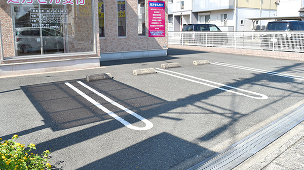 ひくま薬局の駐車場