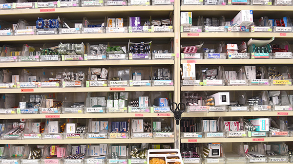 ひくま薬局の薬棚