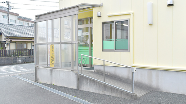 あるぷす薬局於呂店の入口