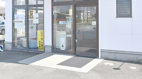 神田いちご薬局の入口