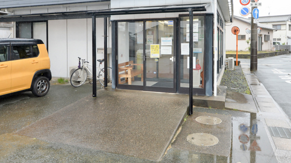 馬郡薬局の入口