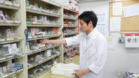 馬郡薬局の作業風景