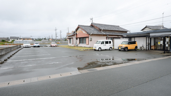馬郡薬局の駐車場