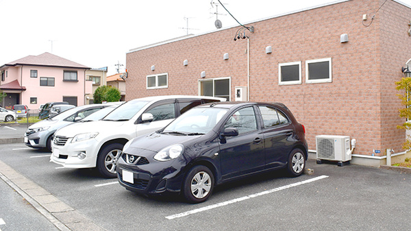 野の花薬局の駐車場