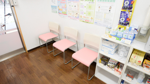 あるぷす薬局なめだ店の待合スペース