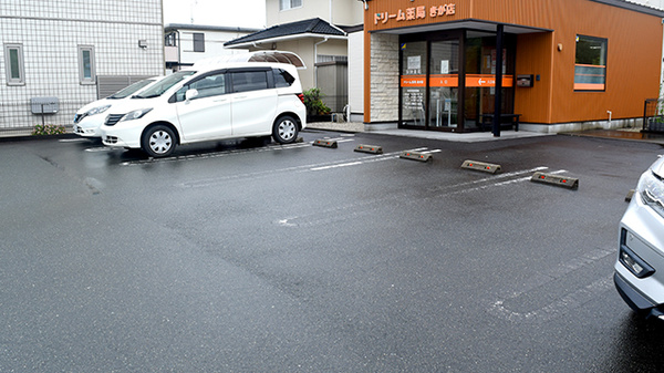 ドリーム薬局きが店の駐車場
