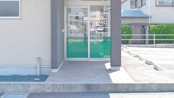 あるぷす薬局高畑店の入口