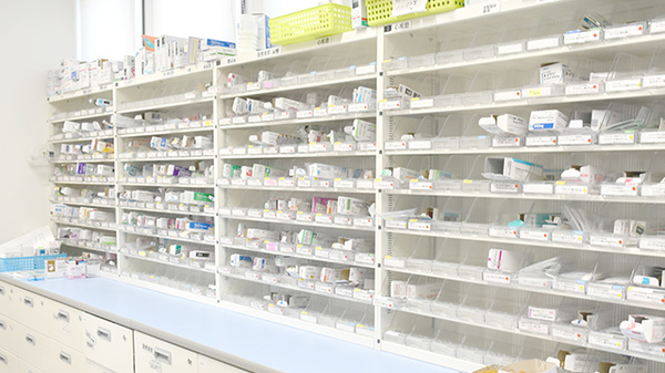 あるぷす薬局高畑店の薬棚