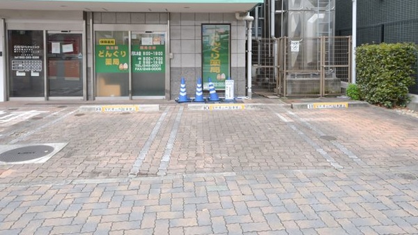 どんぐり薬局の駐車場
