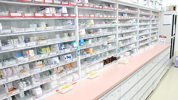 グリーン薬局　八事日赤前店の薬棚