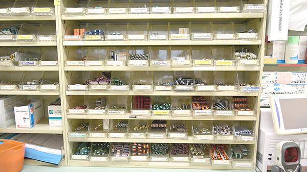 エム・エヌ調剤薬局港店の薬棚