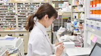 有限会社樋口薬局の作業風景