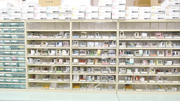 K’z調剤薬局徳重店の薬棚