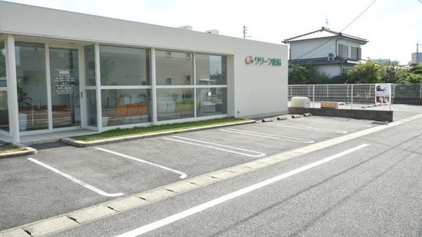 リリーフ薬局高針店の駐車場